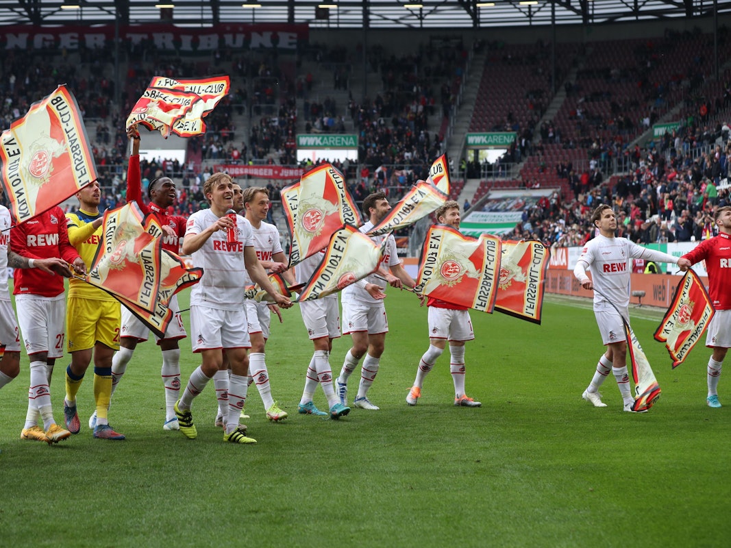 Der 1. FC Köln feiert den Auswärtssieg beim FC Augsburg mit seinen Fans.