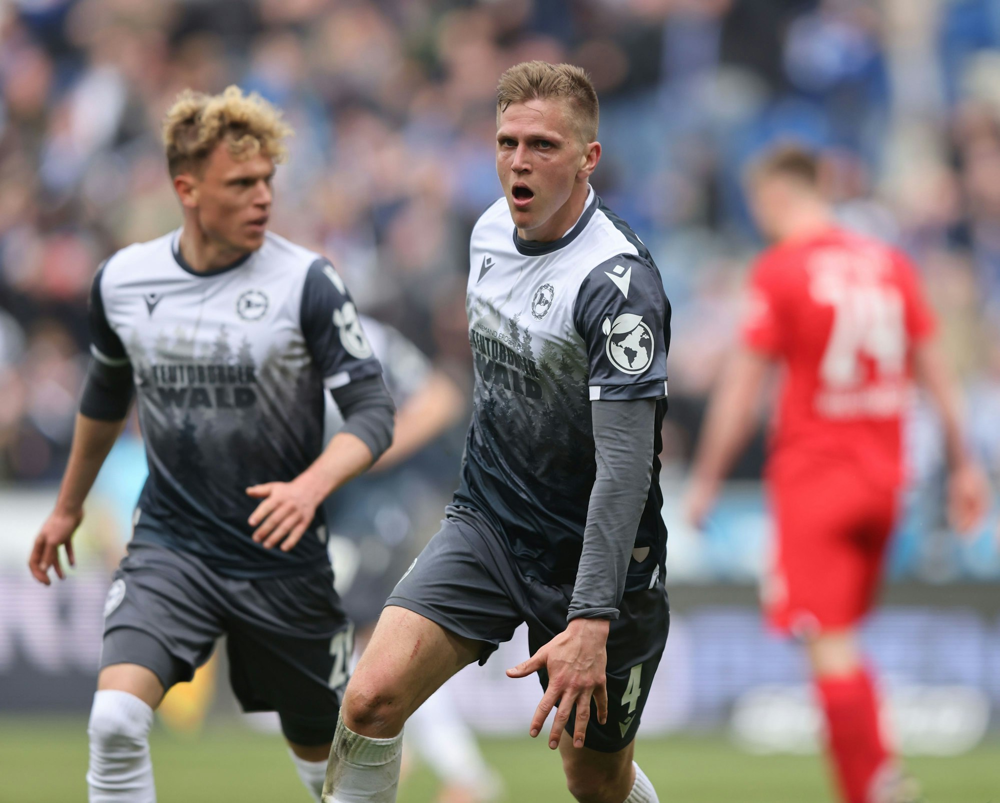 Joakim Nilsson (Arminia Bielefeld) jubelt.