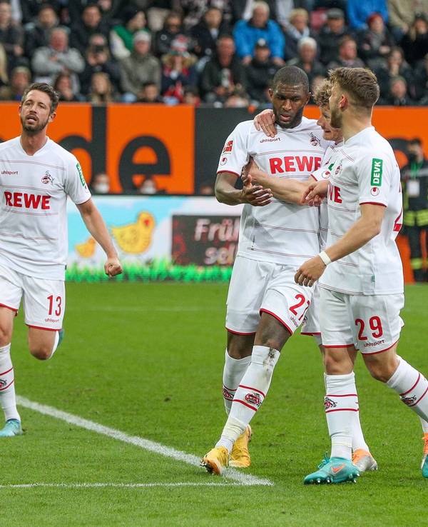 Die Spieler der 1. FC Köln feiern beim FC Augsburg.