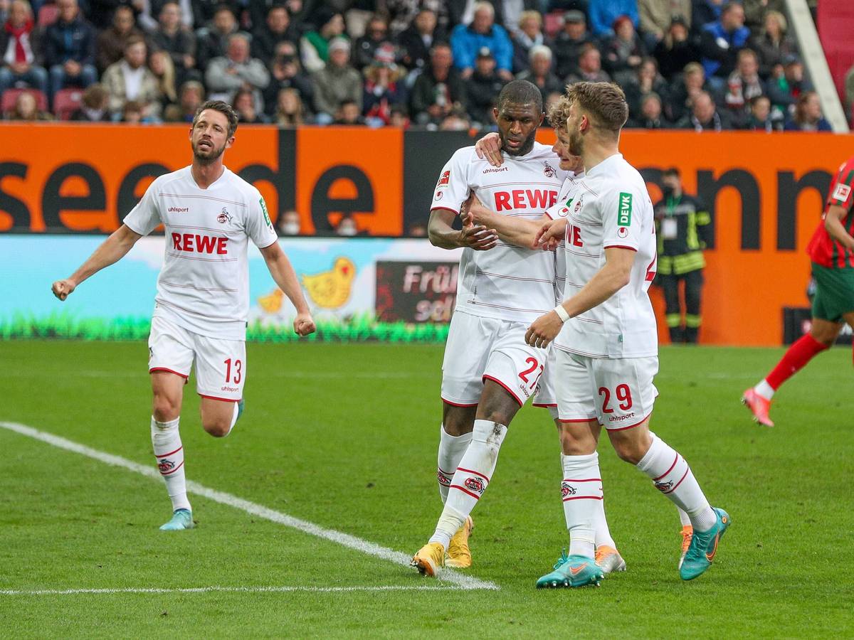 Die Spieler der 1. FC Köln feiern beim FC Augsburg.