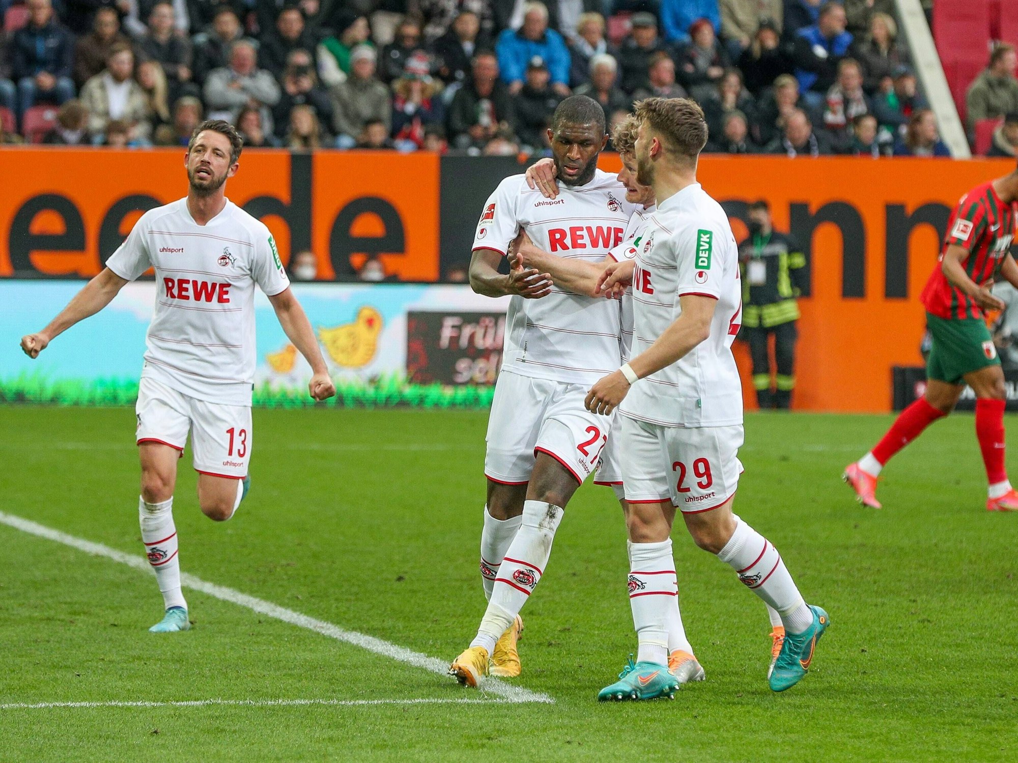 Die Spieler der 1. FC Köln feiern beim FC Augsburg.