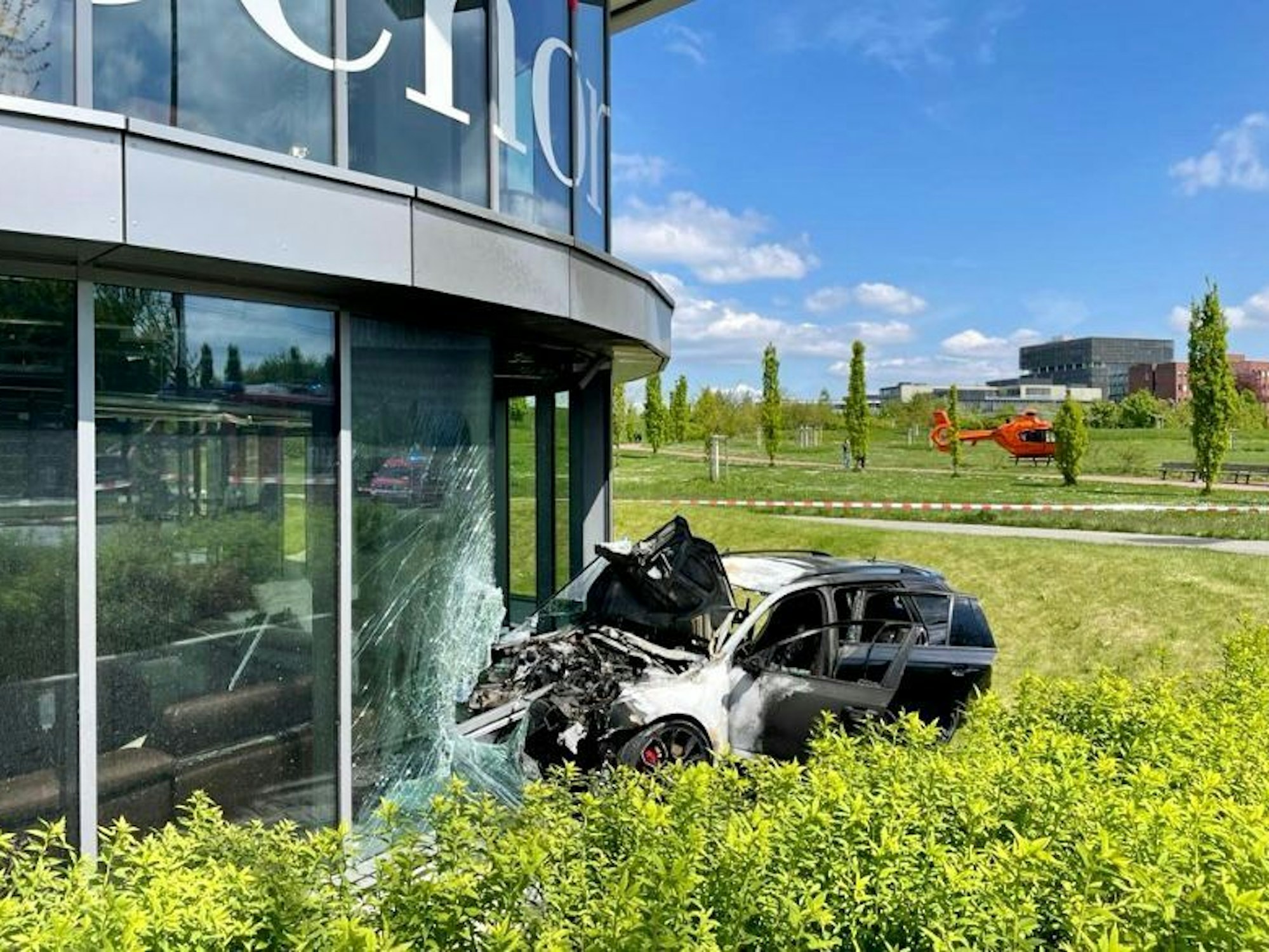 Ein Auto war in Essen in ein Multipolster-Schaufenster gekracht und in Flammen aufgegangen.