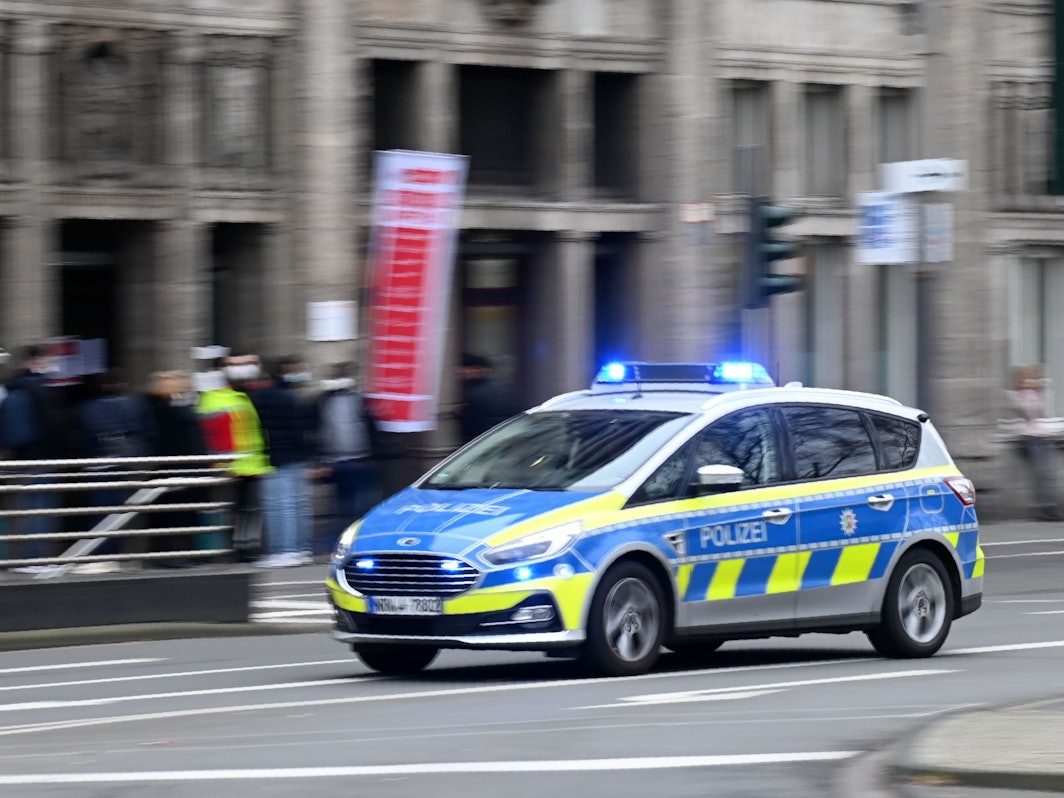 Die Polizei setzt jetzt Elektro-Schocker ein. Bei einem Einsatz in der Klinik Merheim wurde am Montagnachmittag ein sogenanntes Distanzelektroimpulsgerät (DEIG) angewendet. Das Symbolfoto wurde am 24. Januar 2022 am Neumarkt aufgenommen.