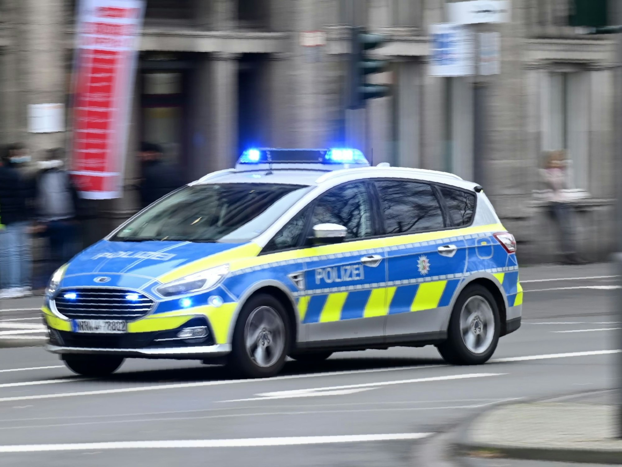 Die Polizei setzt jetzt Elektro-Schocker ein. Bei einem Einsatz in der Klinik Merheim wurde am Montagnachmittag ein sogenanntes Distanzelektroimpulsgerät (DEIG) angewendet. Das Symbolfoto wurde am 24. Januar 2022 am Neumarkt aufgenommen.