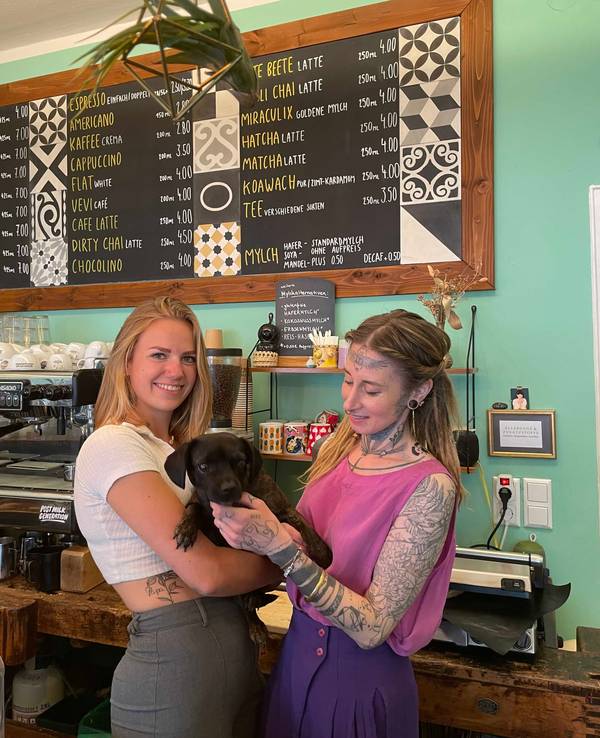 Ladeninhaberin Jessica Knetsch (rechts) mit ihrer Mitarbeiterin Marie und Café-Hündin Ginger am 27. April 2022.
