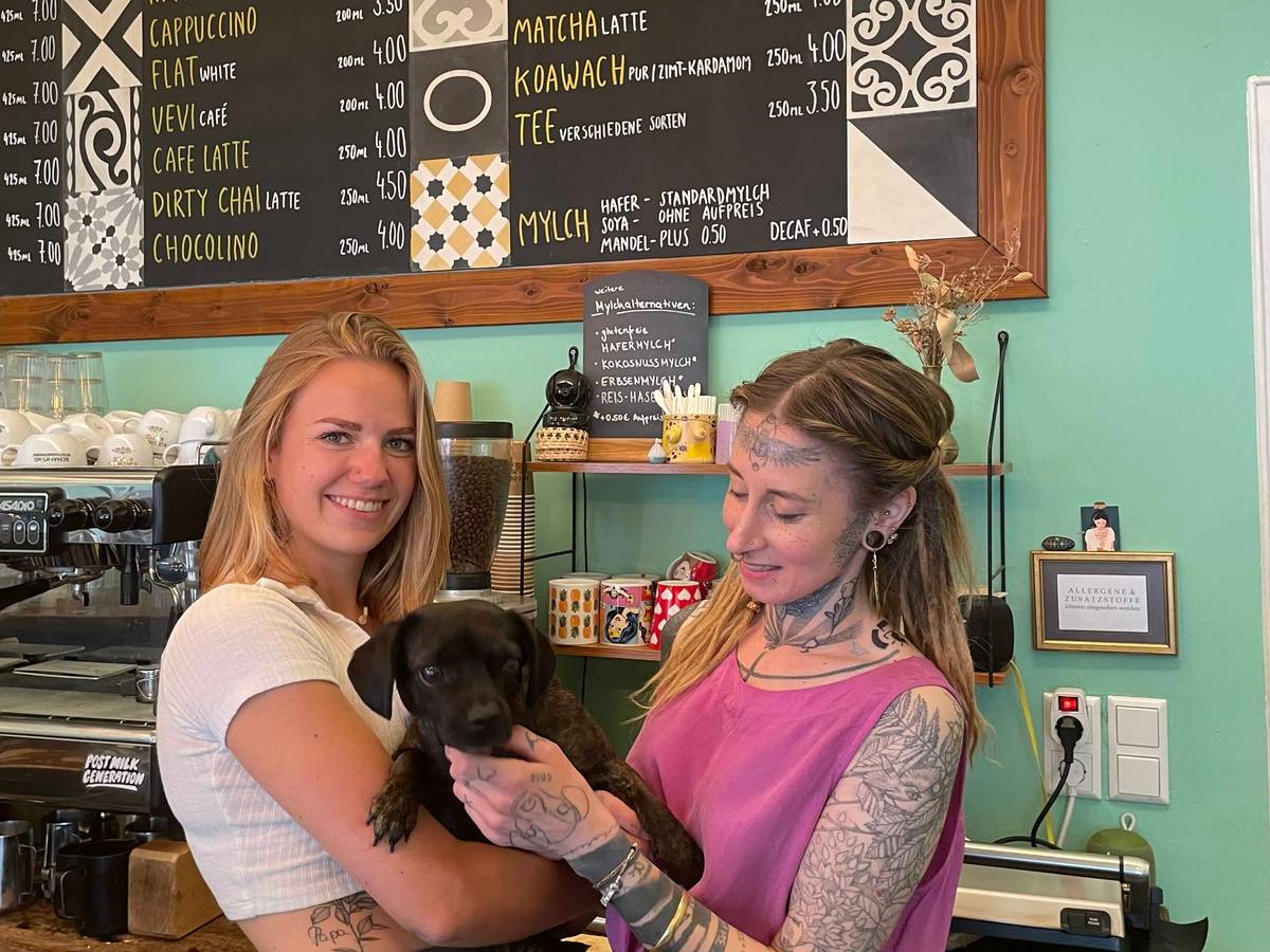 Ladeninhaberin Jessica Knetsch (rechts) mit ihrer Mitarbeiterin Marie und Café-Hündin Ginger am 27. April 2022.