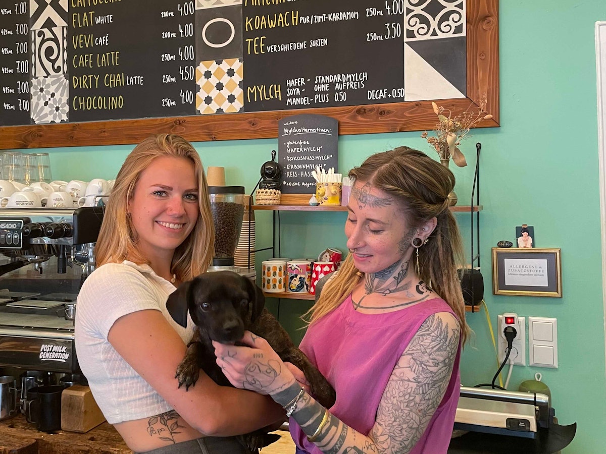 Ladeninhaberin Jessica Knetsch (rechts) mit ihrer Mitarbeiterin Marie und Café-Hündin Ginger am 27. April 2022.