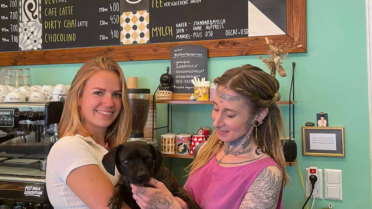 Ladeninhaberin Jessica Knetsch (rechts) mit ihrer Mitarbeiterin Marie und Café-Hündin Ginger am 27. April 2022.