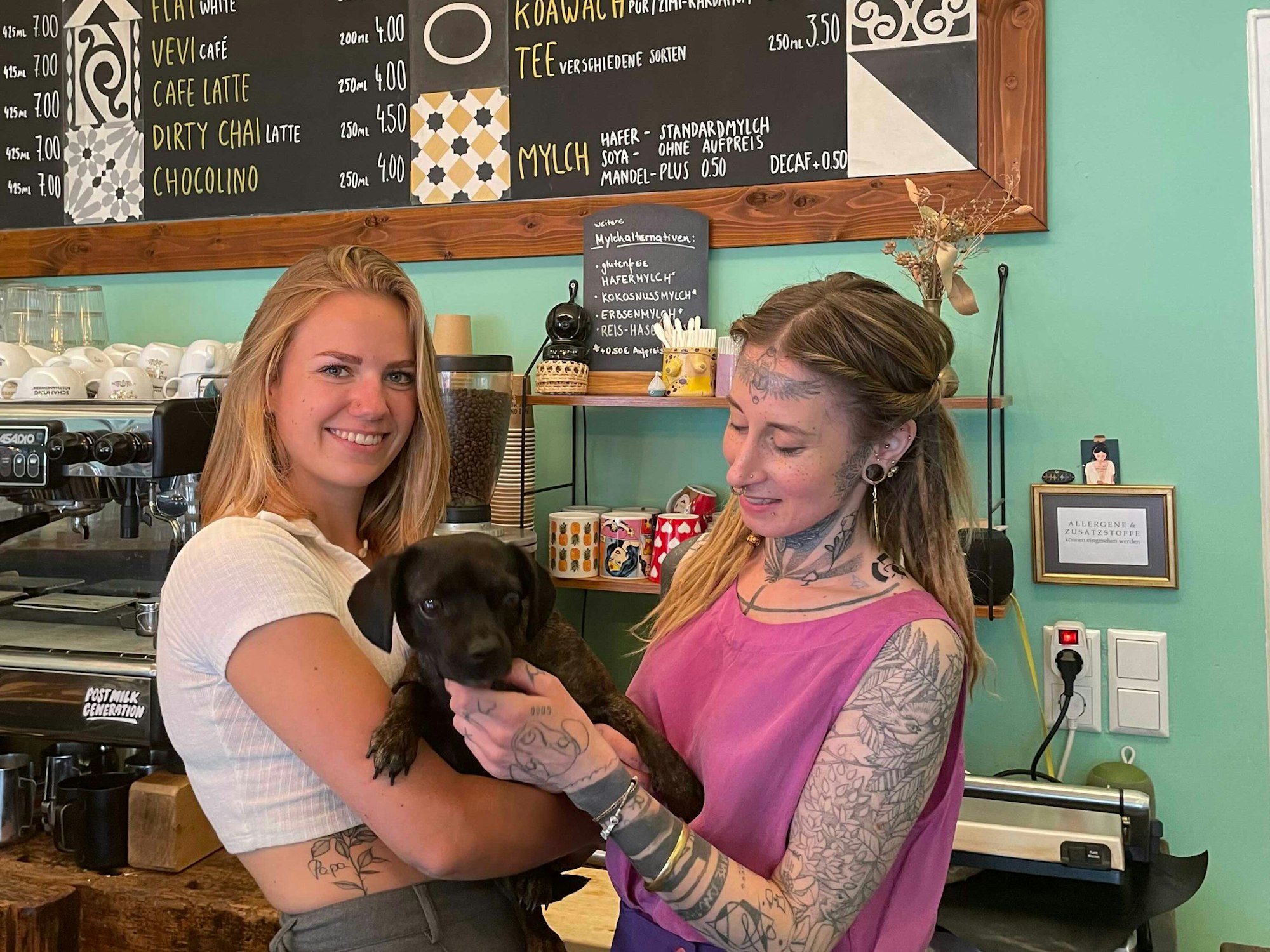 Ladeninhaberin Jessica Knetsch (rechts) mit ihrer Mitarbeiterin Marie und Café-Hündin Ginger am 27. April 2022.