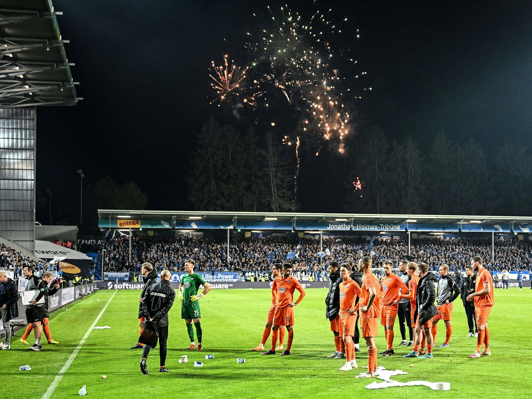 Die Spieler von Erzgebirge Aue stehen enttäuscht vor dem Gästeblock.