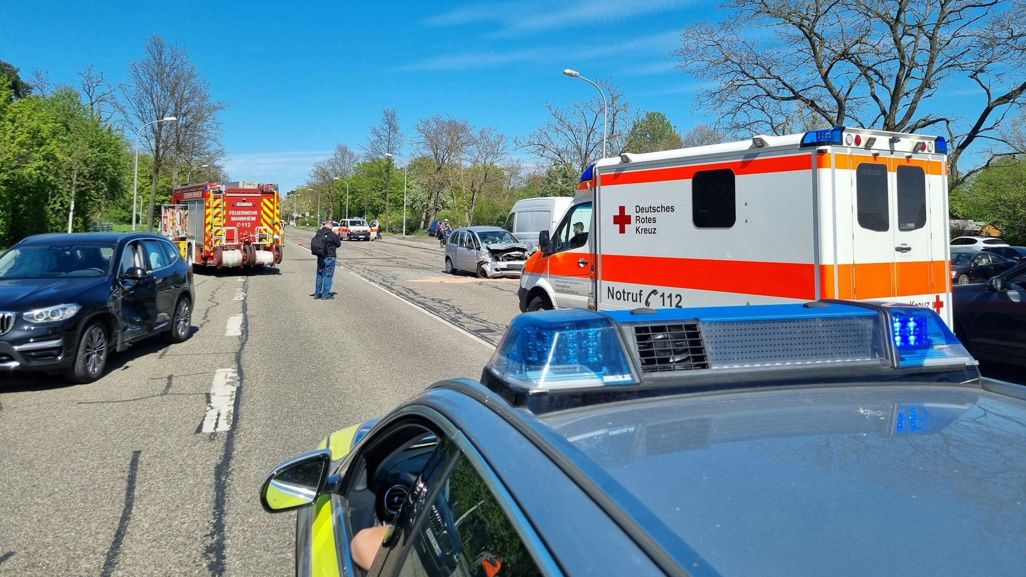 Polizei und Rettungswagen bei einem Unfall.