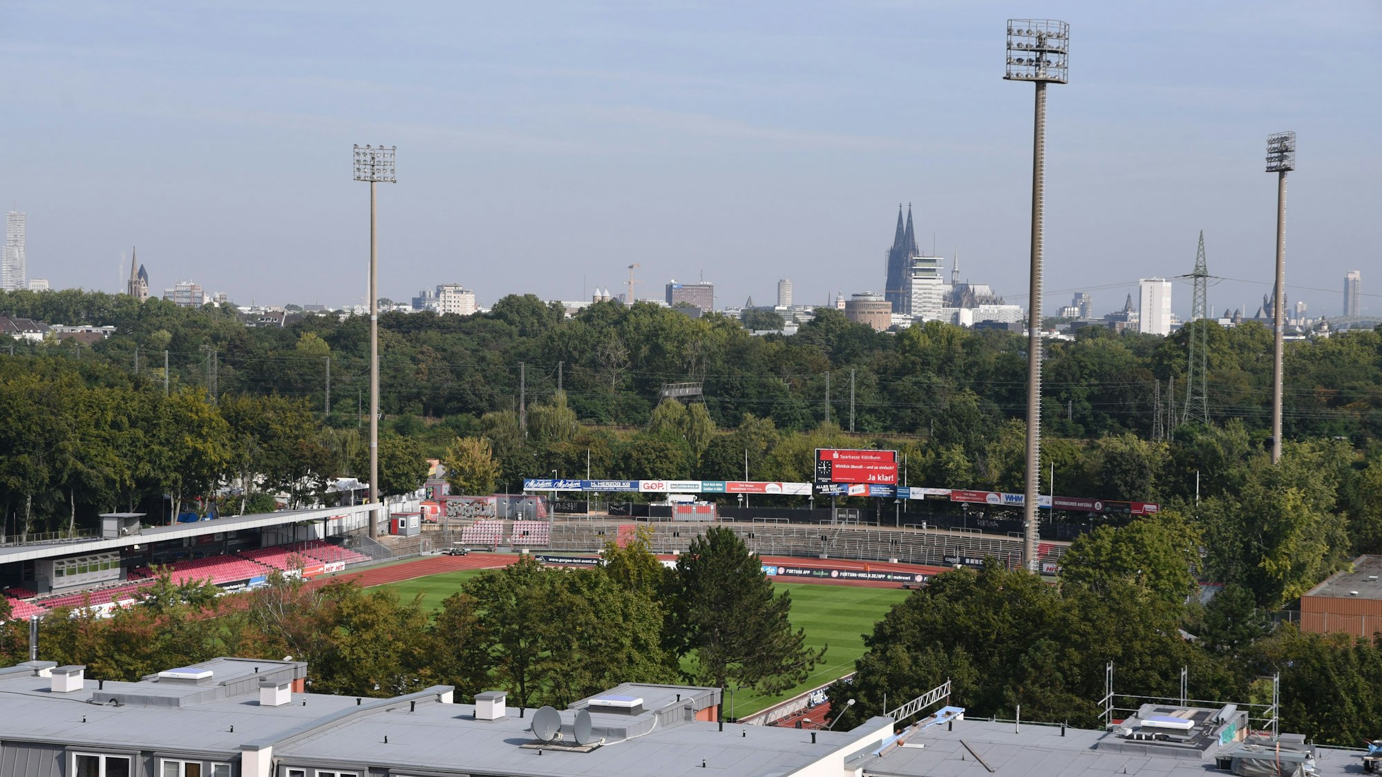 Blick aus der Luft auf das Südstadion in Köln.
