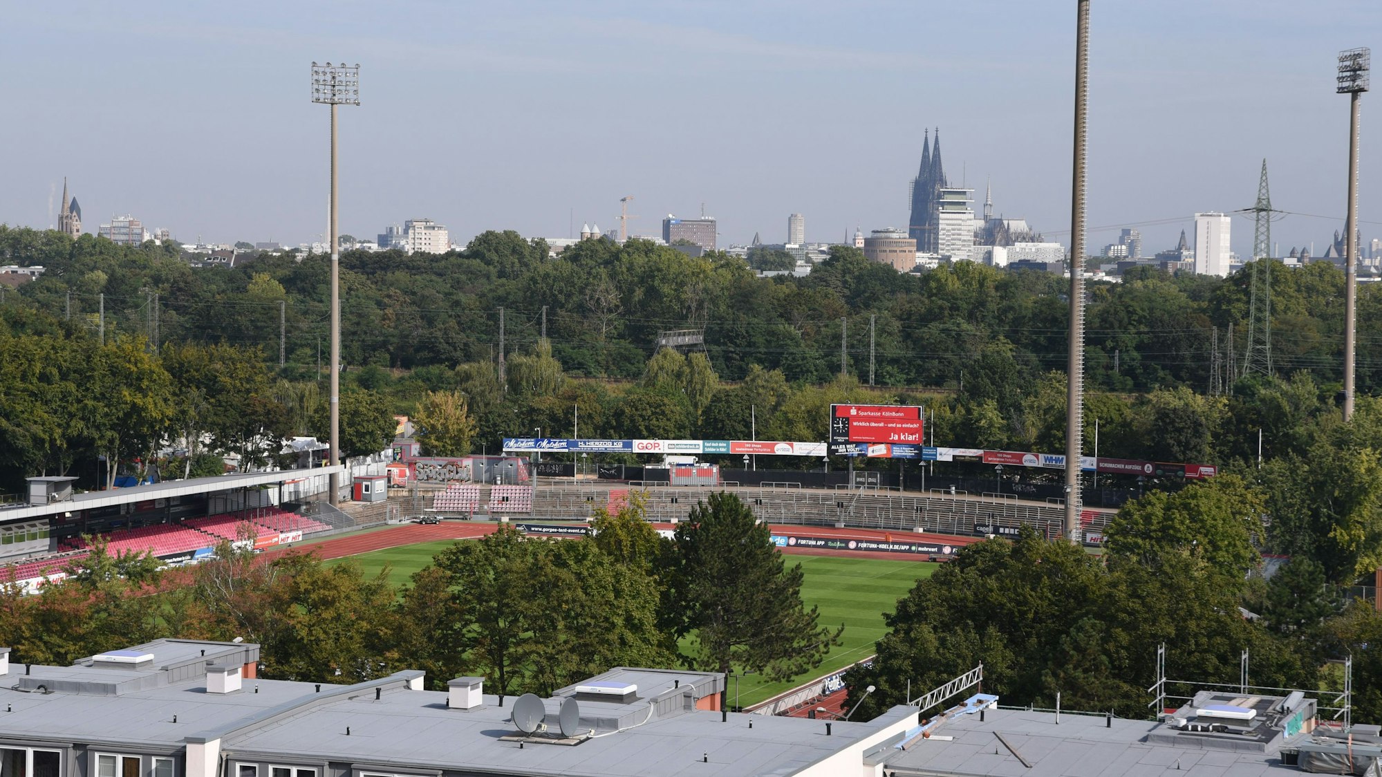 Blick aus der Luft auf das Südstadion in Köln.