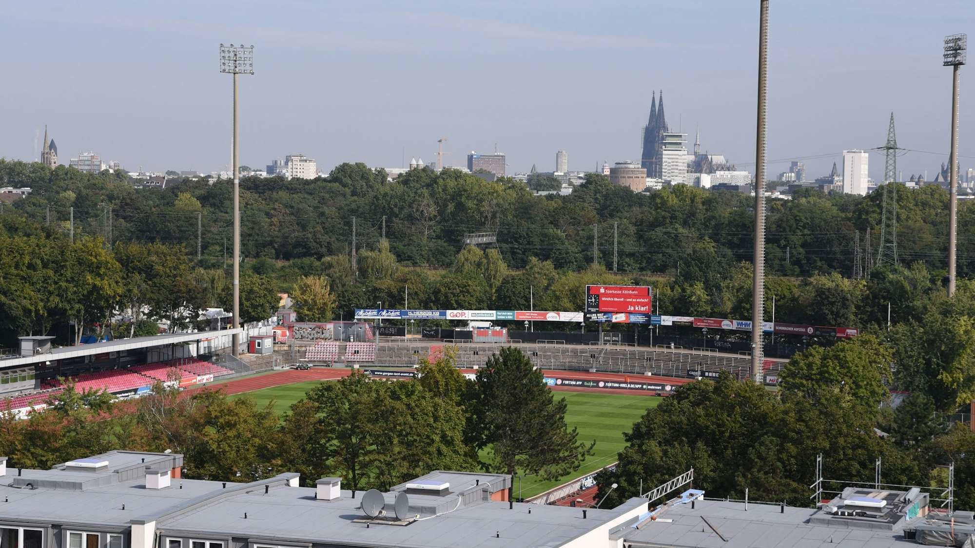 Blick aus der Luft auf das Südstadion in Köln.