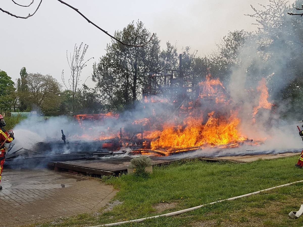 Auf einem Spielplatz in Düren ist ein großes Spielschiff in Brand geraten.