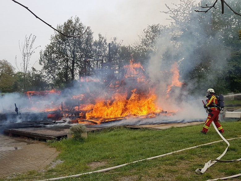 Auf einem Spielplatz in Düren ist ein großes Spielschiff in Brand geraten.