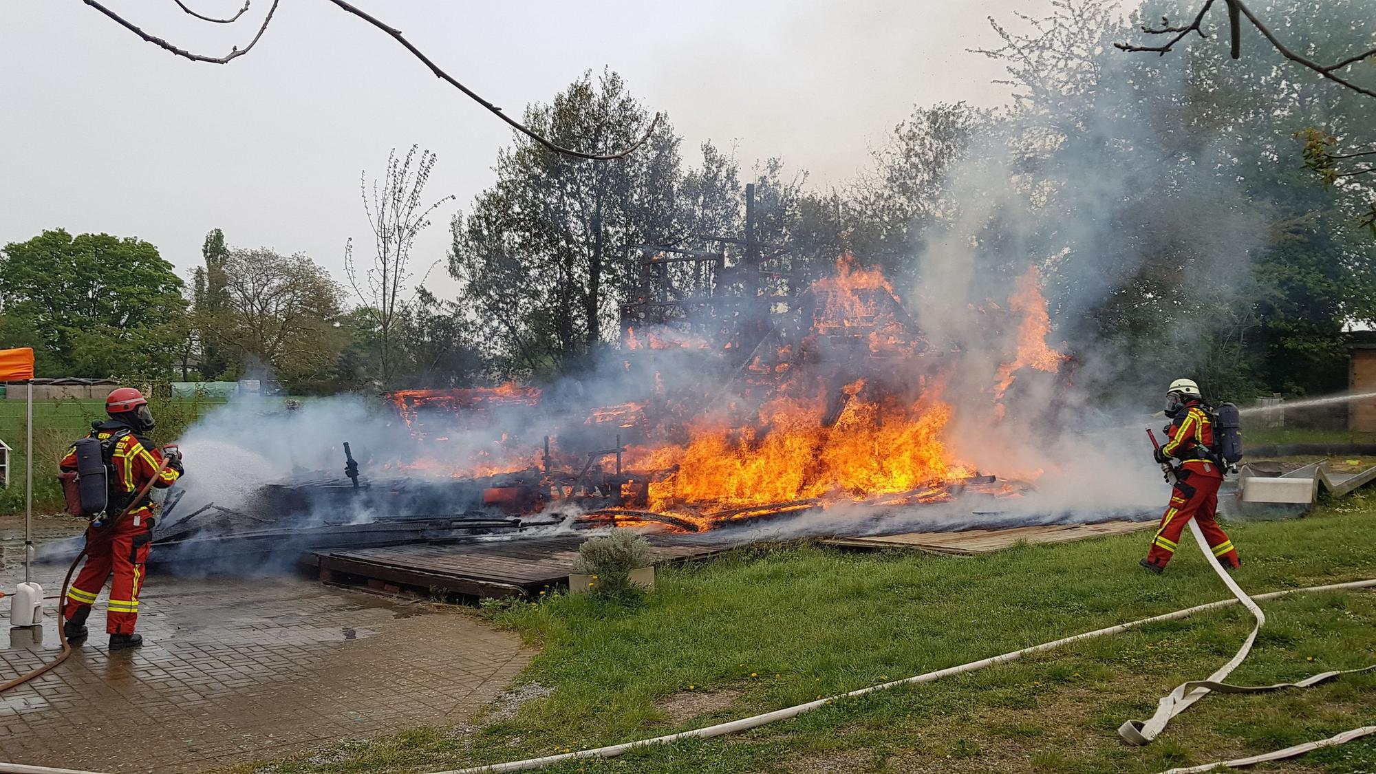 Auf einem Spielplatz in Düren ist ein großes Spielschiff in Brand geraten.