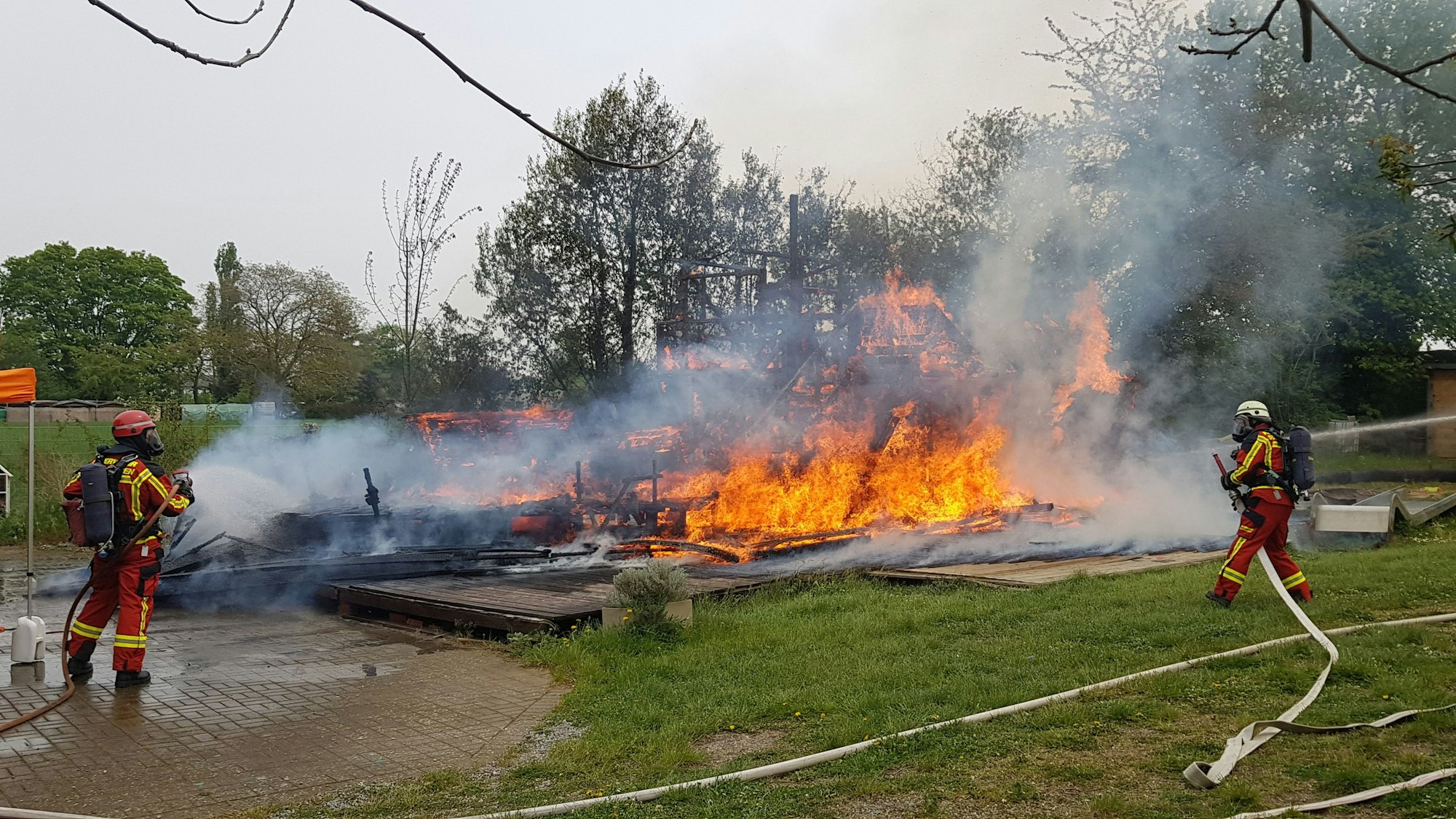 Auf einem Spielplatz in Düren ist ein großes Spielschiff in Brand geraten.