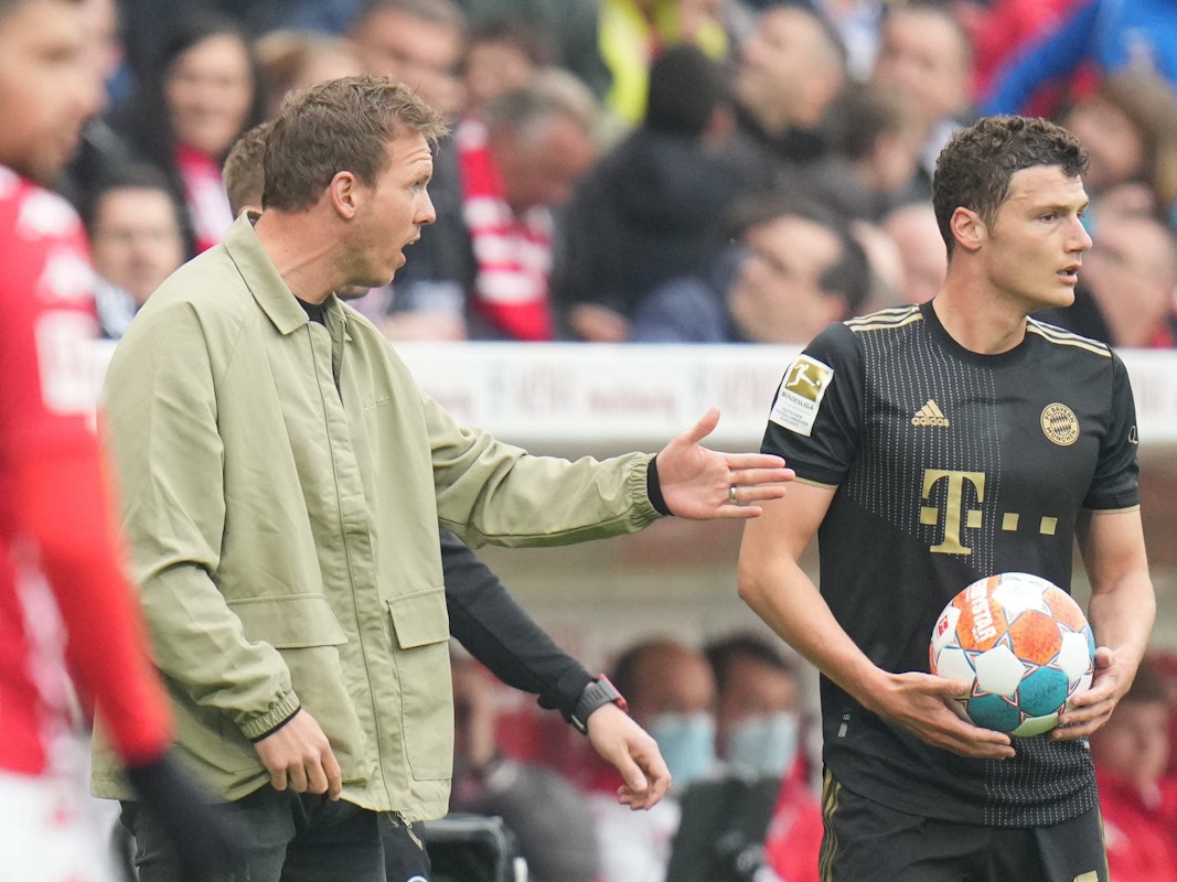 Münchens Trainer Julian Nagelsmann (l) mit Benjamin Pavard an der Seitenlinie in Mainz.