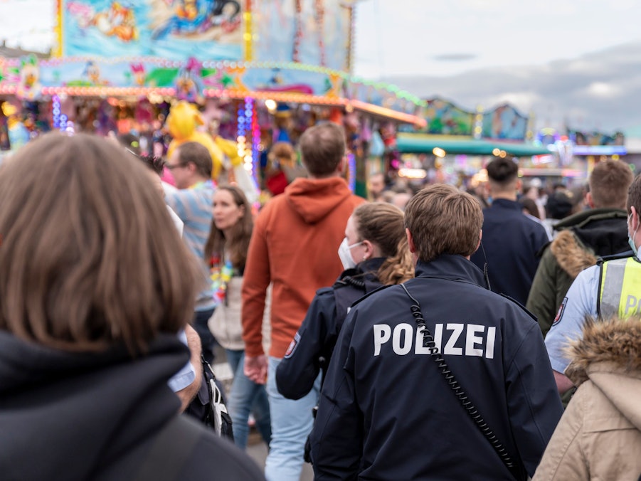 Kölner Polizistinnen und Polizisten gehen über die Deutzer Kirmes in Köln.