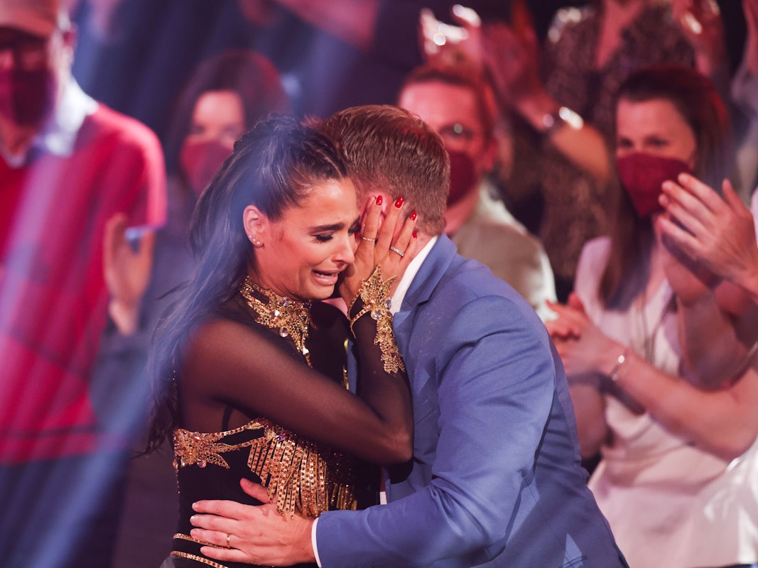 Amira und Oliver Pocher lagen sich nach ihrem Tanz am 29. April 2022 in der RTL-Tanzshow „Let's Dance“ in Köln weinend in den Armen.
