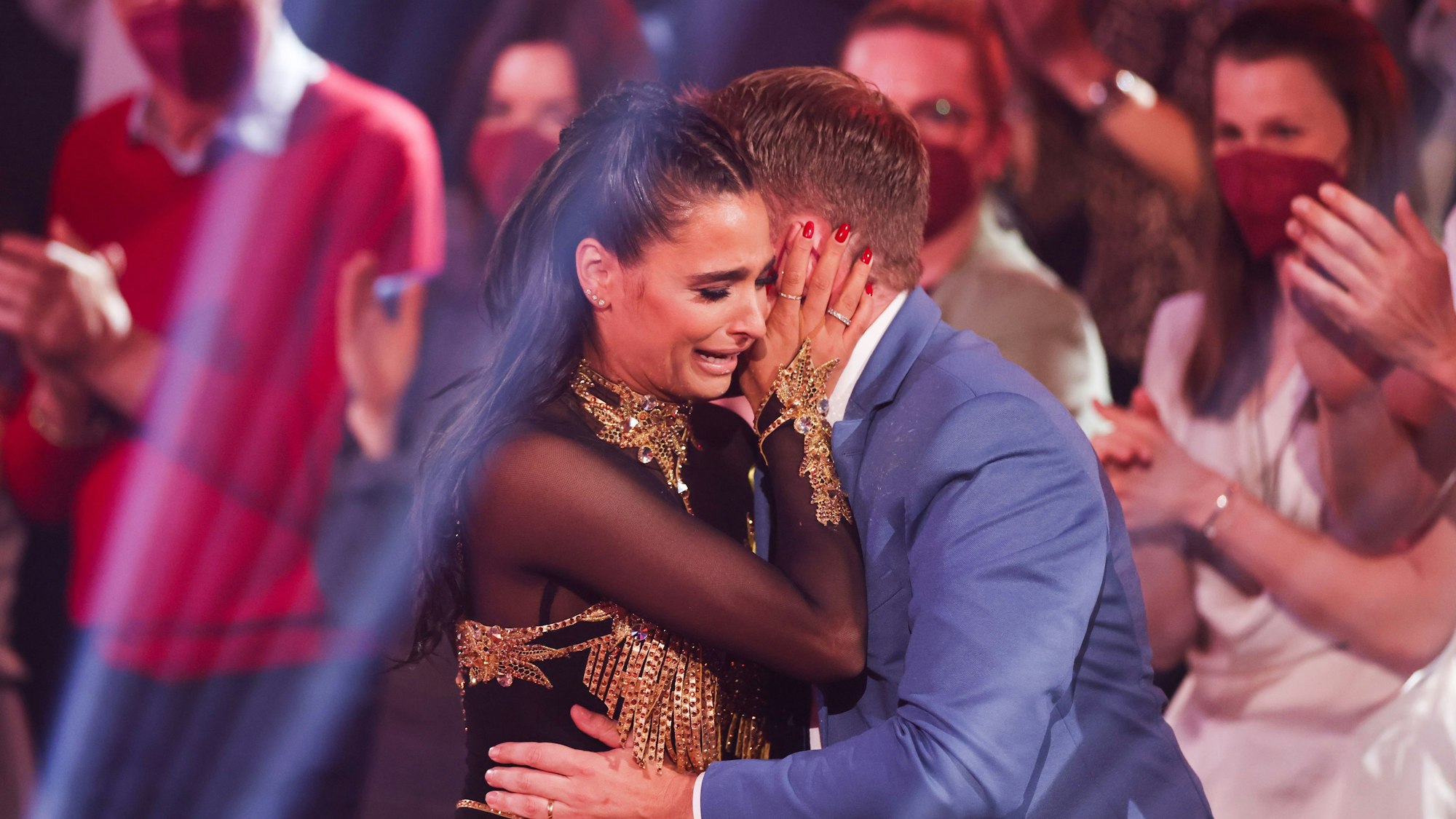 Amira und Oliver Pocher lagen sich nach ihrem Tanz am 29. April 2022 in der RTL-Tanzshow „Let's Dance“ in Köln weinend in den Armen.