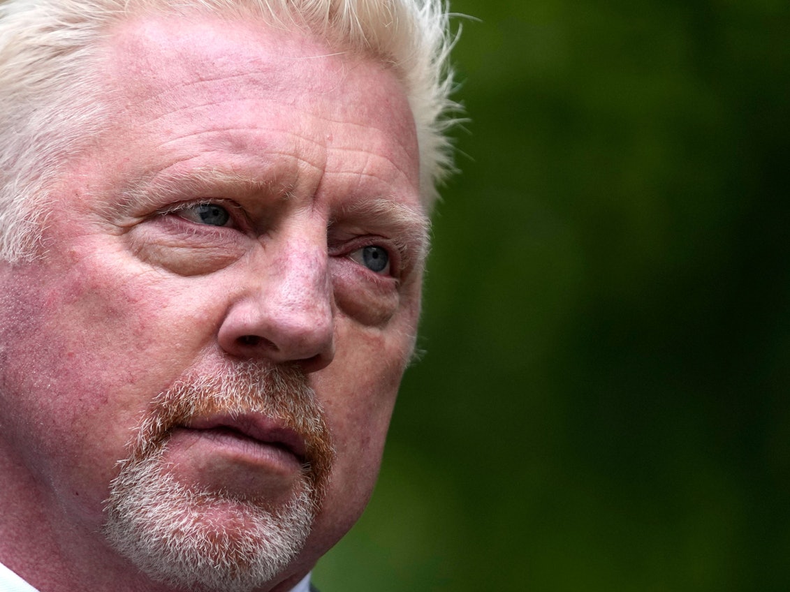 Boris Becker, ehemaliger Tennis-Profi aus Deutschland, kommt zum Southwark Crown Court. Becker ist wegen seiner Insolvenzstraftaten zu zweieinhalb Jahren Haft verurteilt worden, wovon er die Hälfte absitzen muss, bevor er den Rest auf Bewährung in Freiheit verbringen darf.