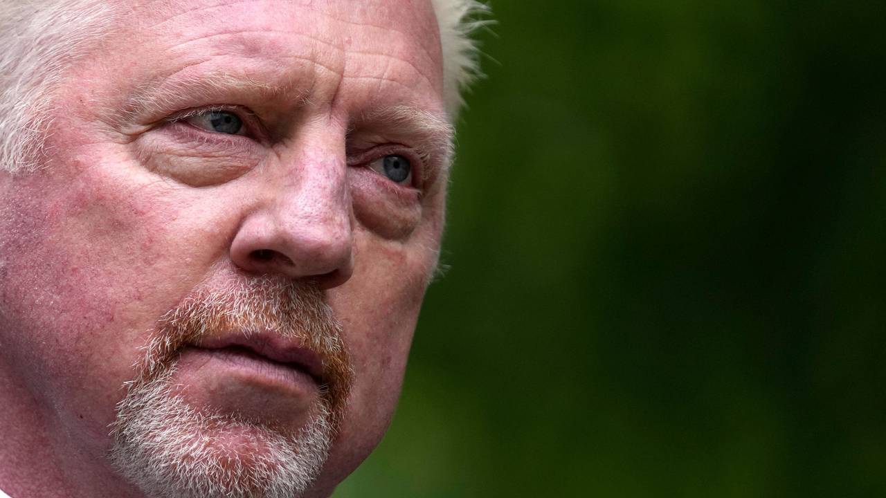 Boris Becker, ehemaliger Tennis-Profi aus Deutschland, kommt zum Southwark Crown Court. Becker ist wegen seiner Insolvenzstraftaten zu zweieinhalb Jahren Haft verurteilt worden, wovon er die Hälfte absitzen muss, bevor er den Rest auf Bewährung in Freiheit verbringen darf.