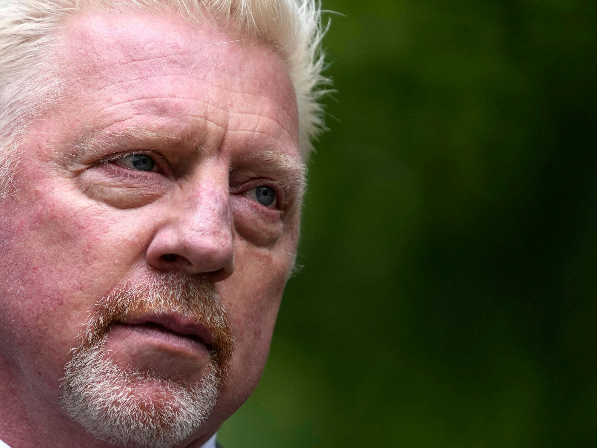 Boris Becker, ehemaliger Tennis-Profi aus Deutschland, kommt zum Southwark Crown Court. Becker ist wegen seiner Insolvenzstraftaten zu zweieinhalb Jahren Haft verurteilt worden, wovon er die Hälfte absitzen muss, bevor er den Rest auf Bewährung in Freiheit verbringen darf.
