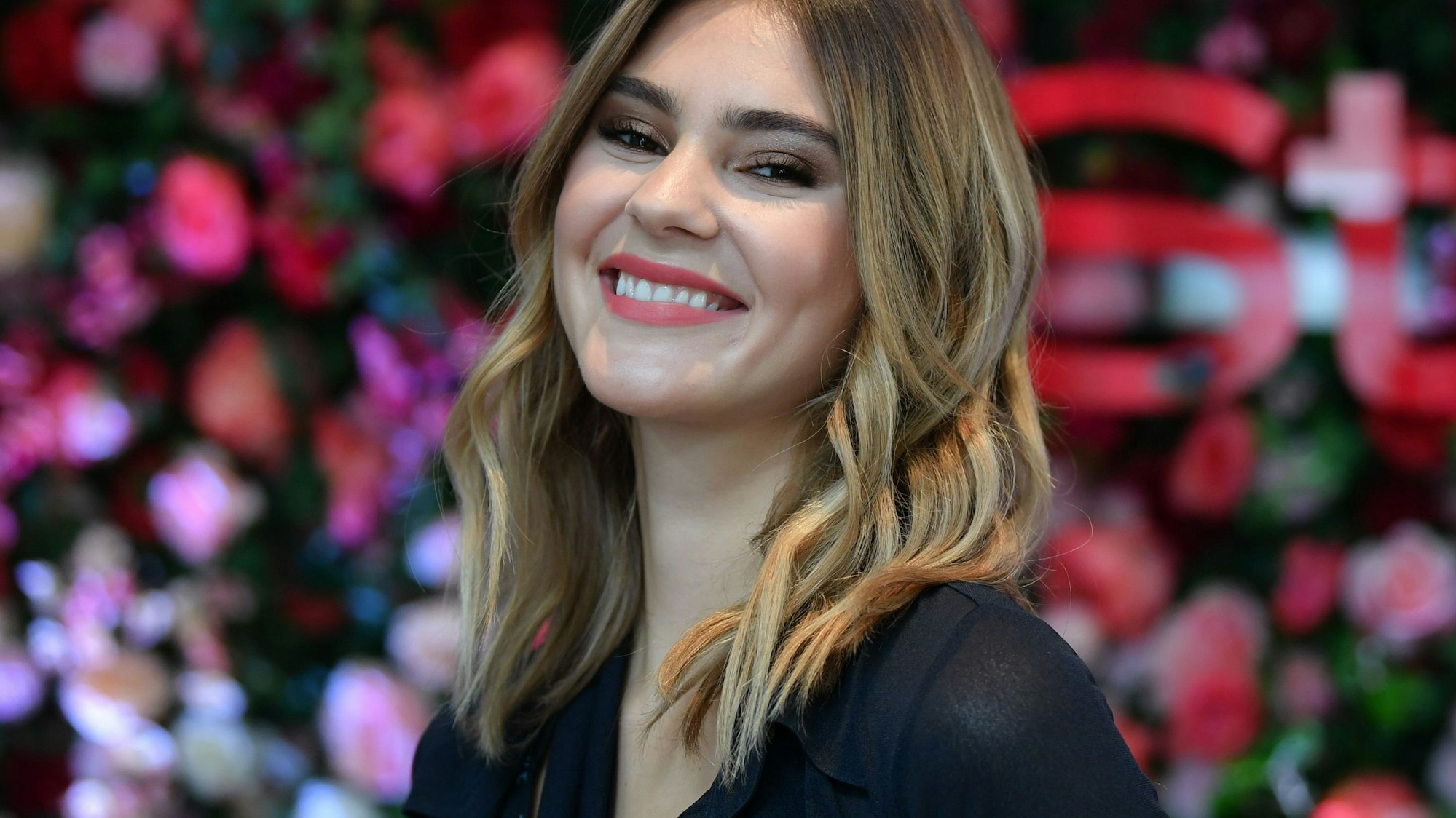 Das Model Stefanie Giesinger lächelt bei einer Veranstaltung auf der Berliner Fashionweek am 5. Juli 2019 in die Kamera.