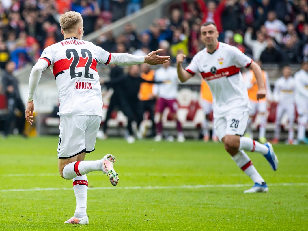 Stuttgarts Chris Führich (l) jubelt nach seinem Tor zum 1:1 mit Stuttgarts Philipp Förster