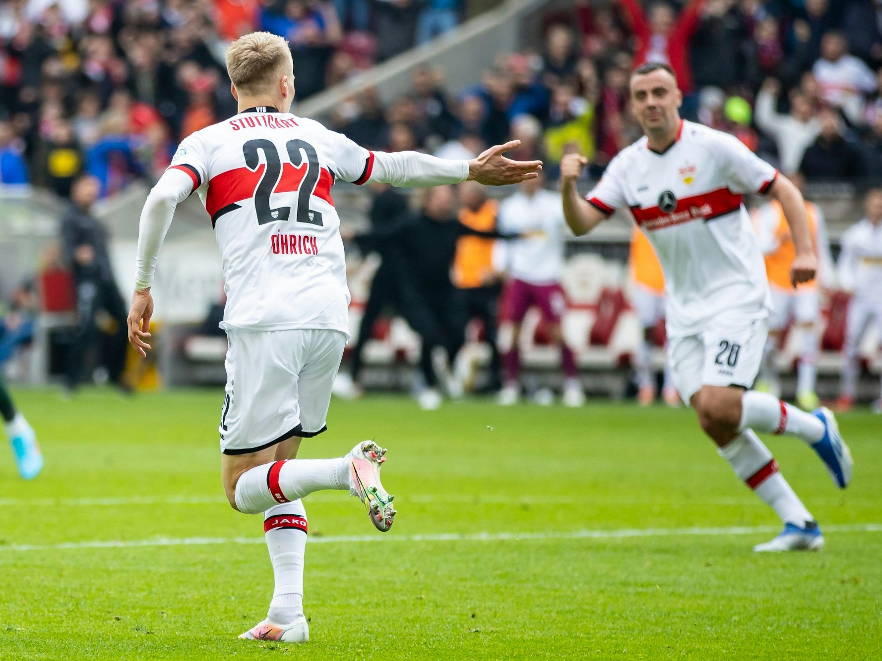 Stuttgarts Chris Führich (l) jubelt nach seinem Tor zum 1:1 mit Stuttgarts Philipp Förster