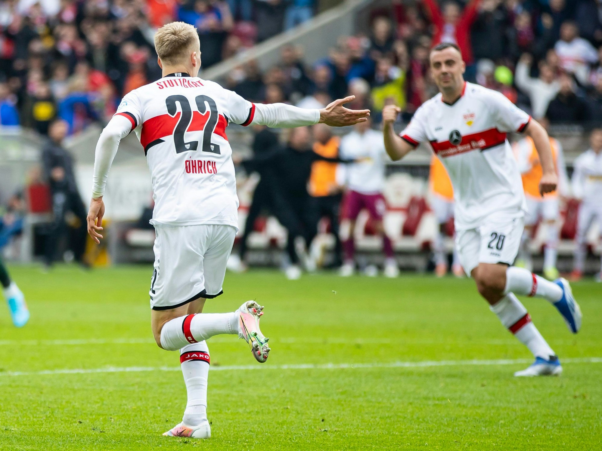 Stuttgarts Chris Führich (l) jubelt nach seinem Tor zum 1:1 mit Stuttgarts Philipp Förster