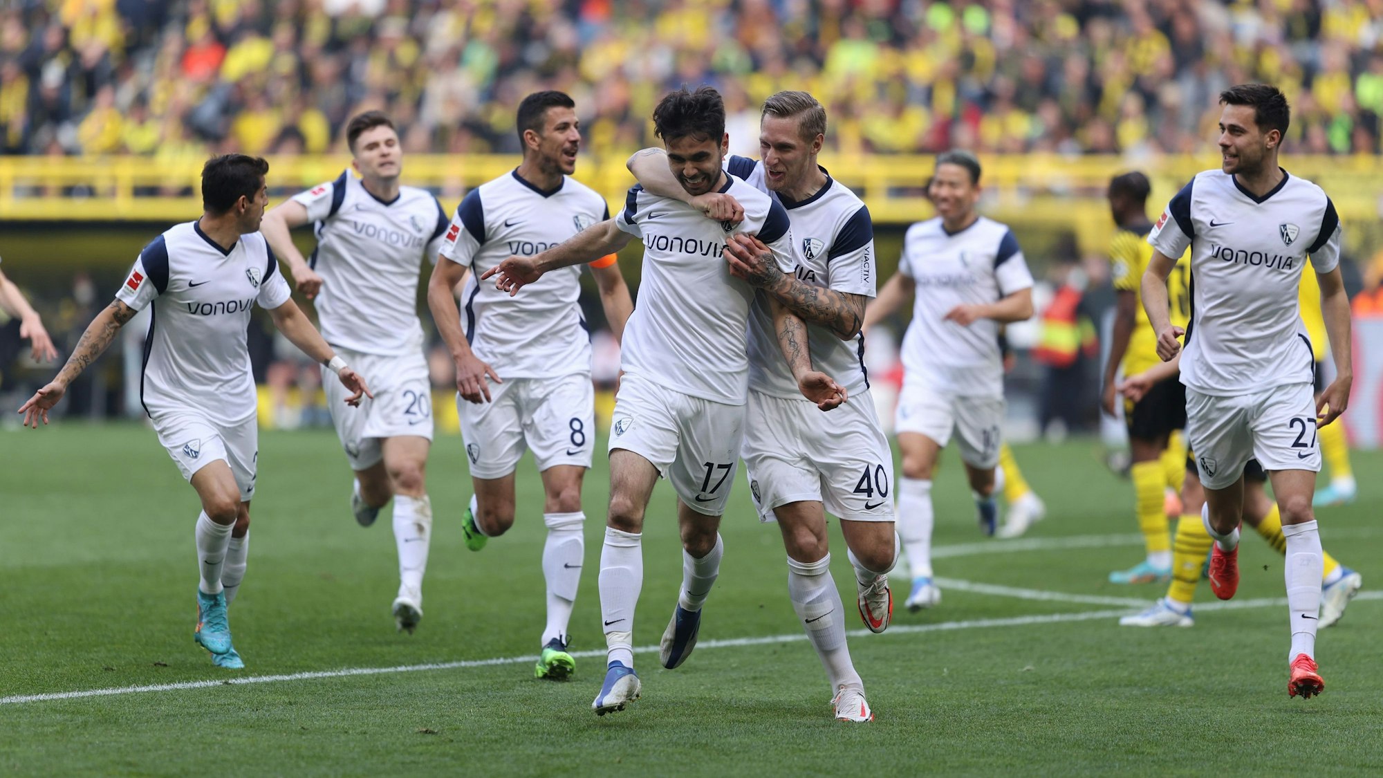 Gerrit Holtmann jubelt mit seinen Teamkollegen über sein Tor gegen den BVB.