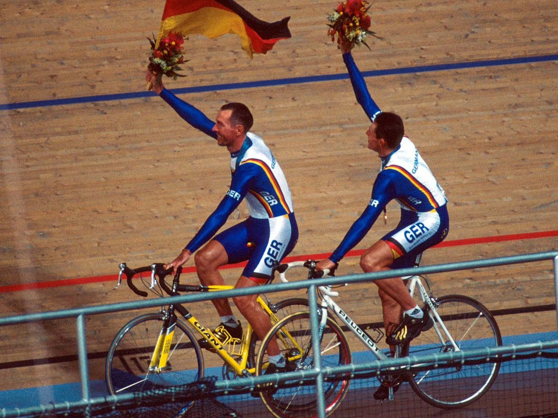 Jens Lehmann (li.) und Olympiasieger Robert Bartko auf der Ehrenrunde beim Bahnradfahren in Sydney.