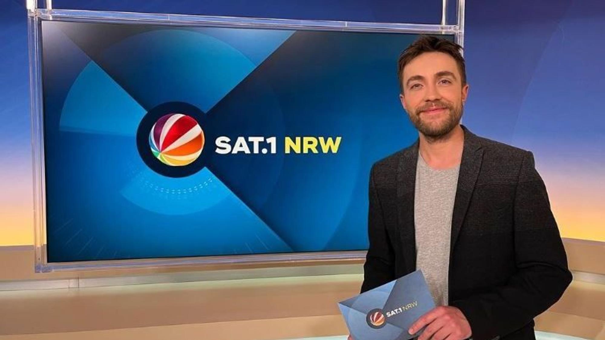Philipp Isterewicz steht im Studio von Sat.1 NRW vor der Kamera.