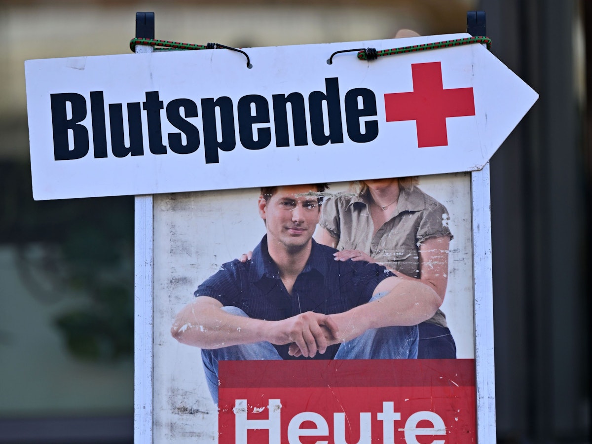 Blutspende steht auf dem Wegweiser zu einem Blutspendetermin.