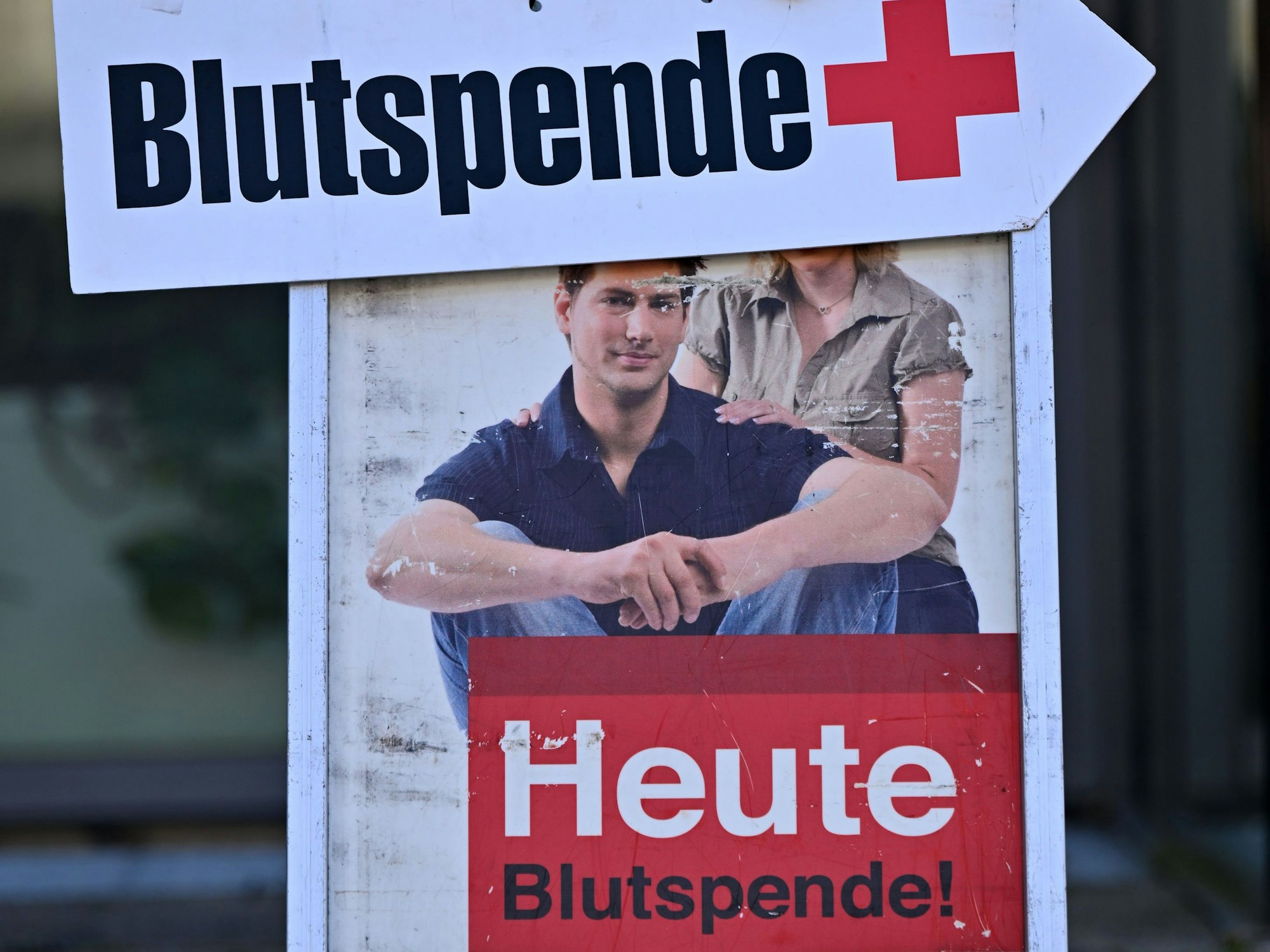 Blutspende steht auf dem Wegweiser zu einem Blutspendetermin.