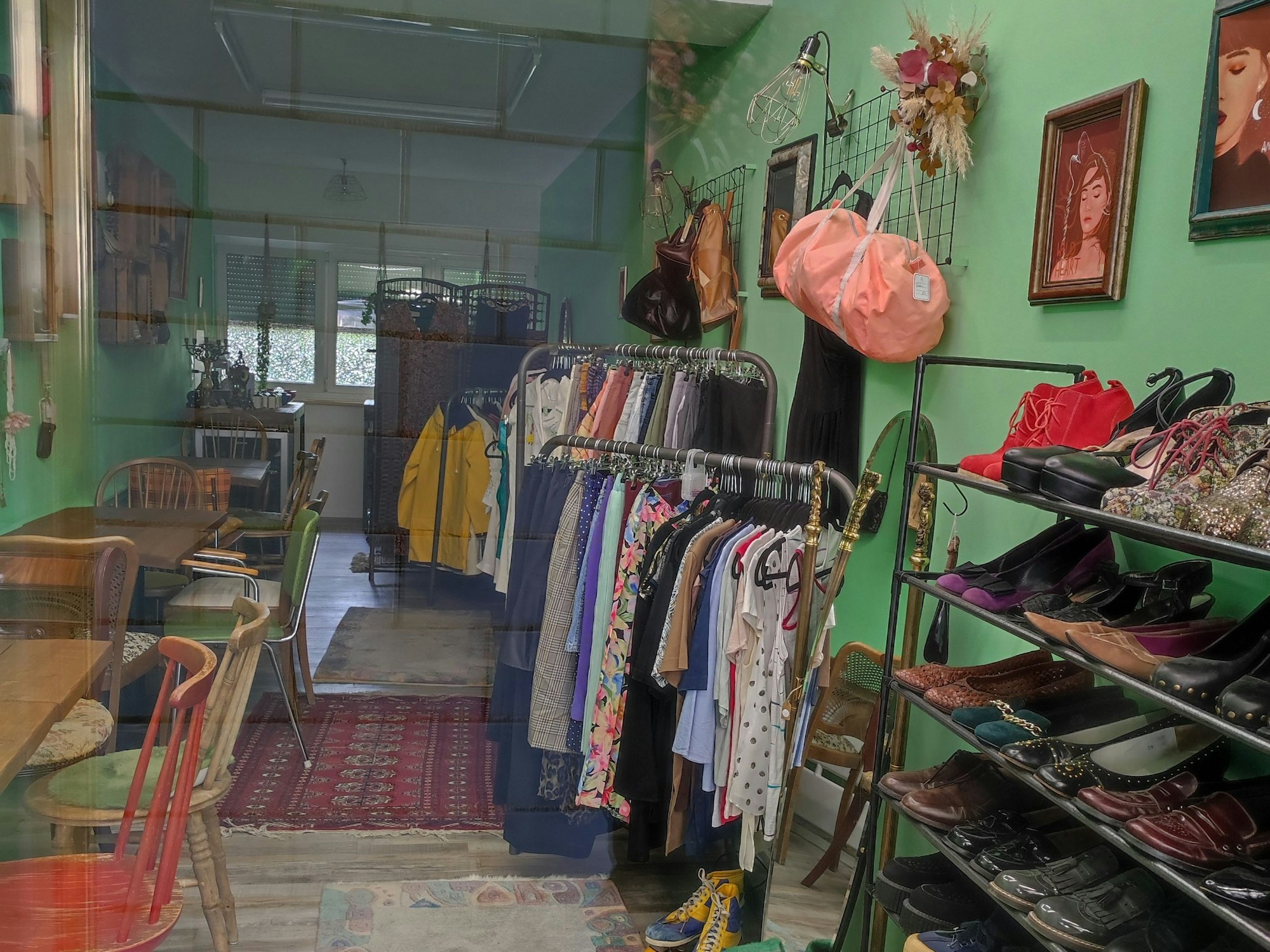 Secondhand-Laden neben dem veganen Vintage-Café „vevi“ im Belgischen Viertel in Köln, aufgenommen am 27. April 2022.