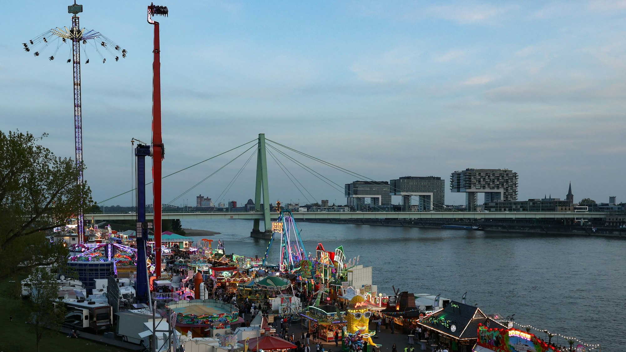 Blick aus der Luft auf die Deutzer Kirmes in Köln.