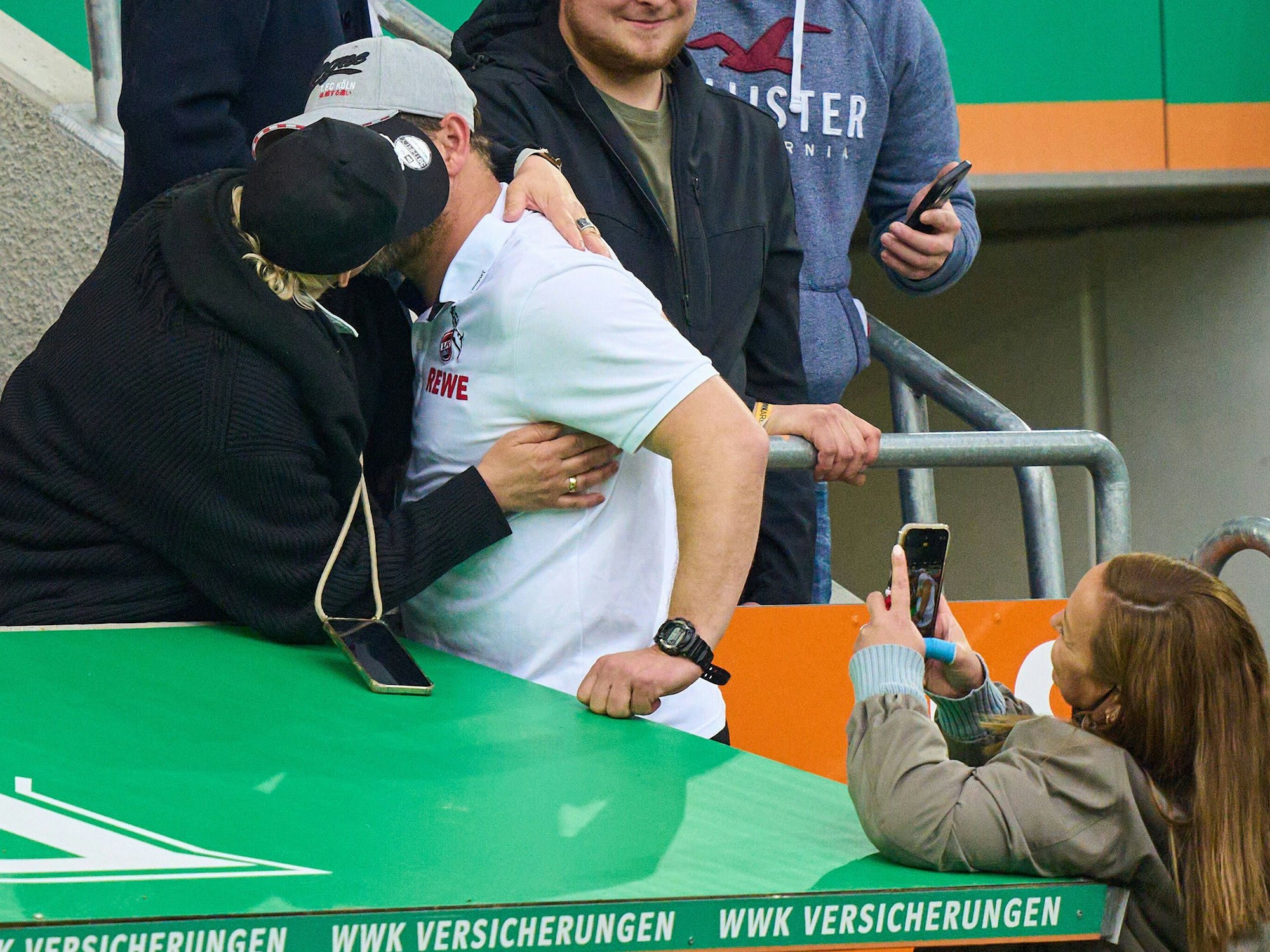 Steffen Baumgart küsst seine Frau Katja.