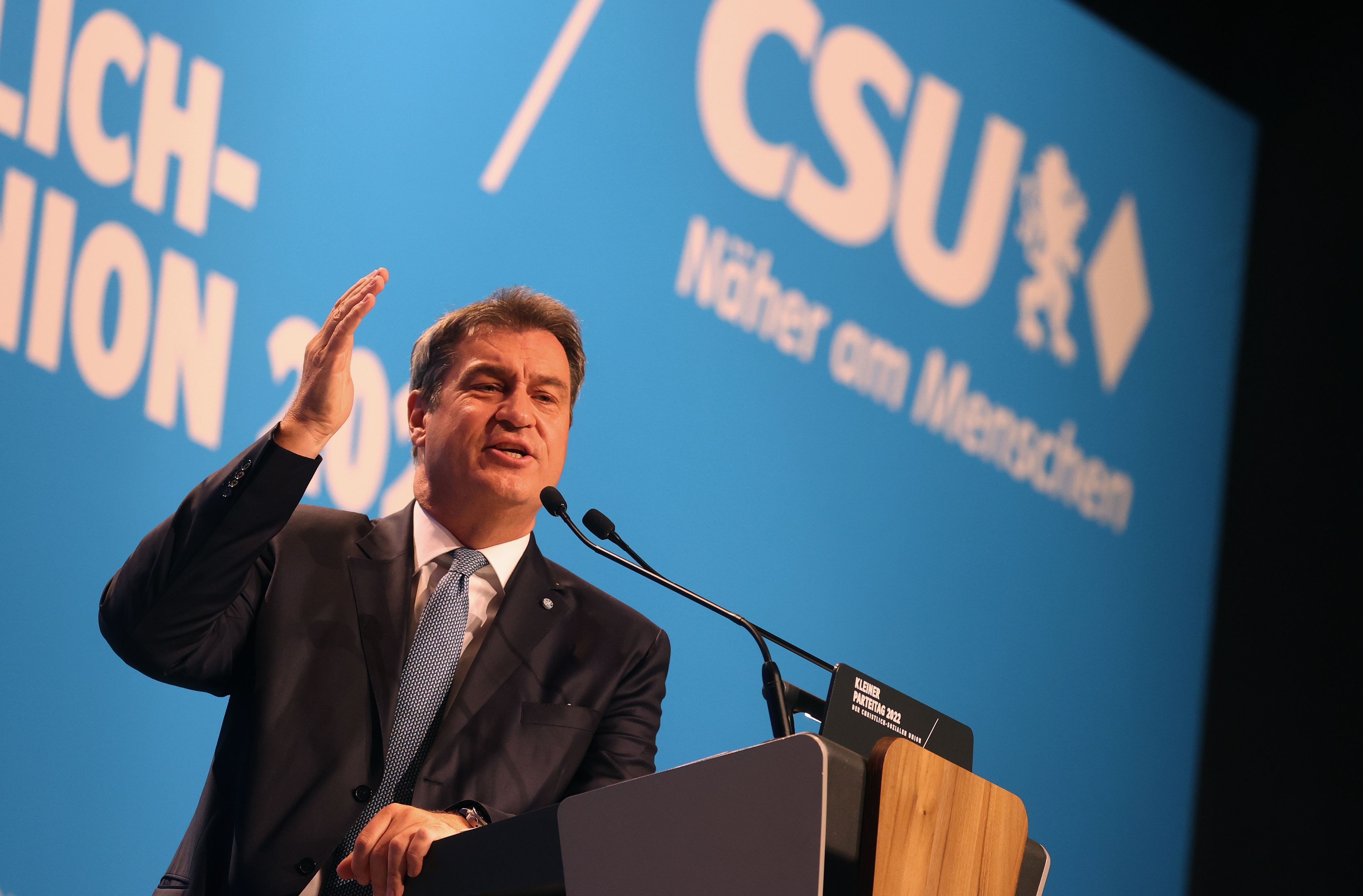 Markus Söder spricht aufgebracht mit erhobener Hand beim Parteitag der CSU am 30. April 2022.