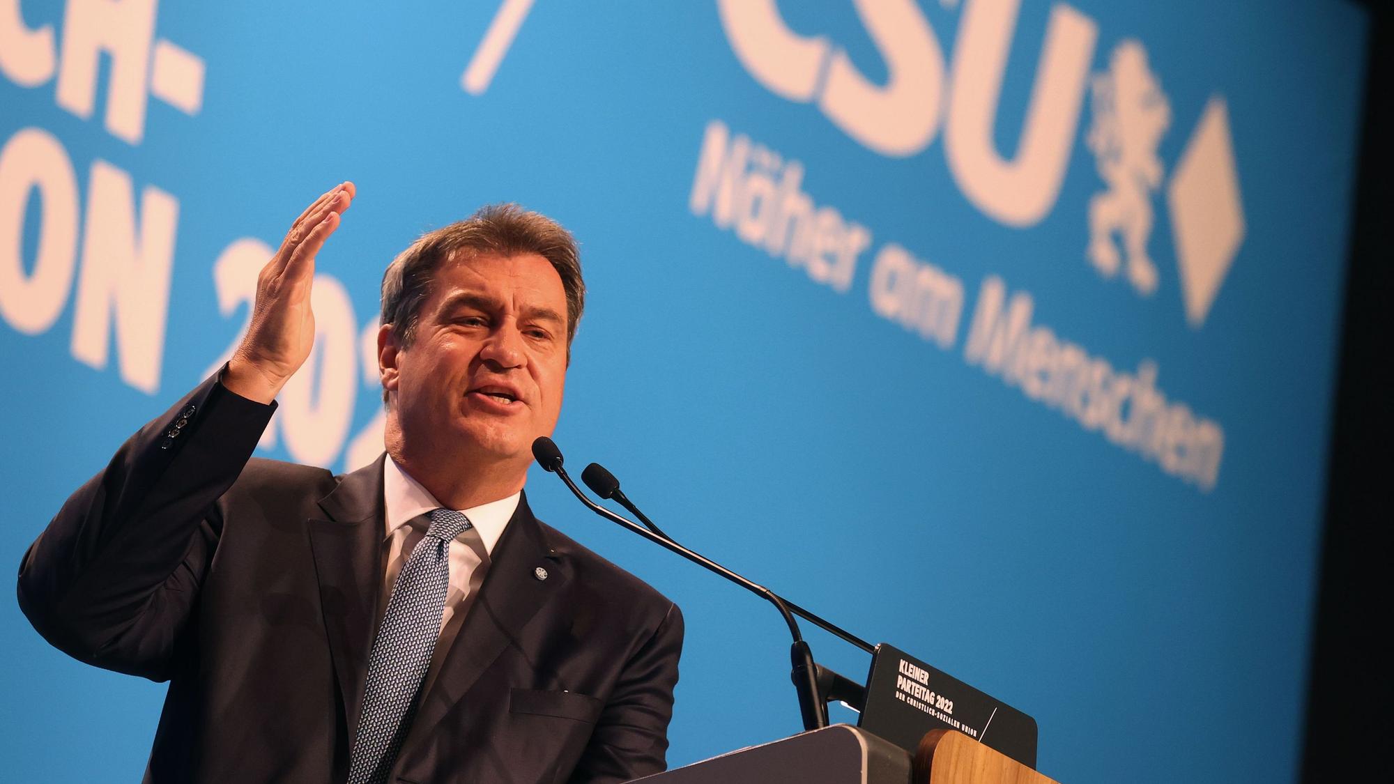 Markus Söder spricht aufgebracht mit erhobener Hand beim Parteitag der CSU am 30. April 2022.