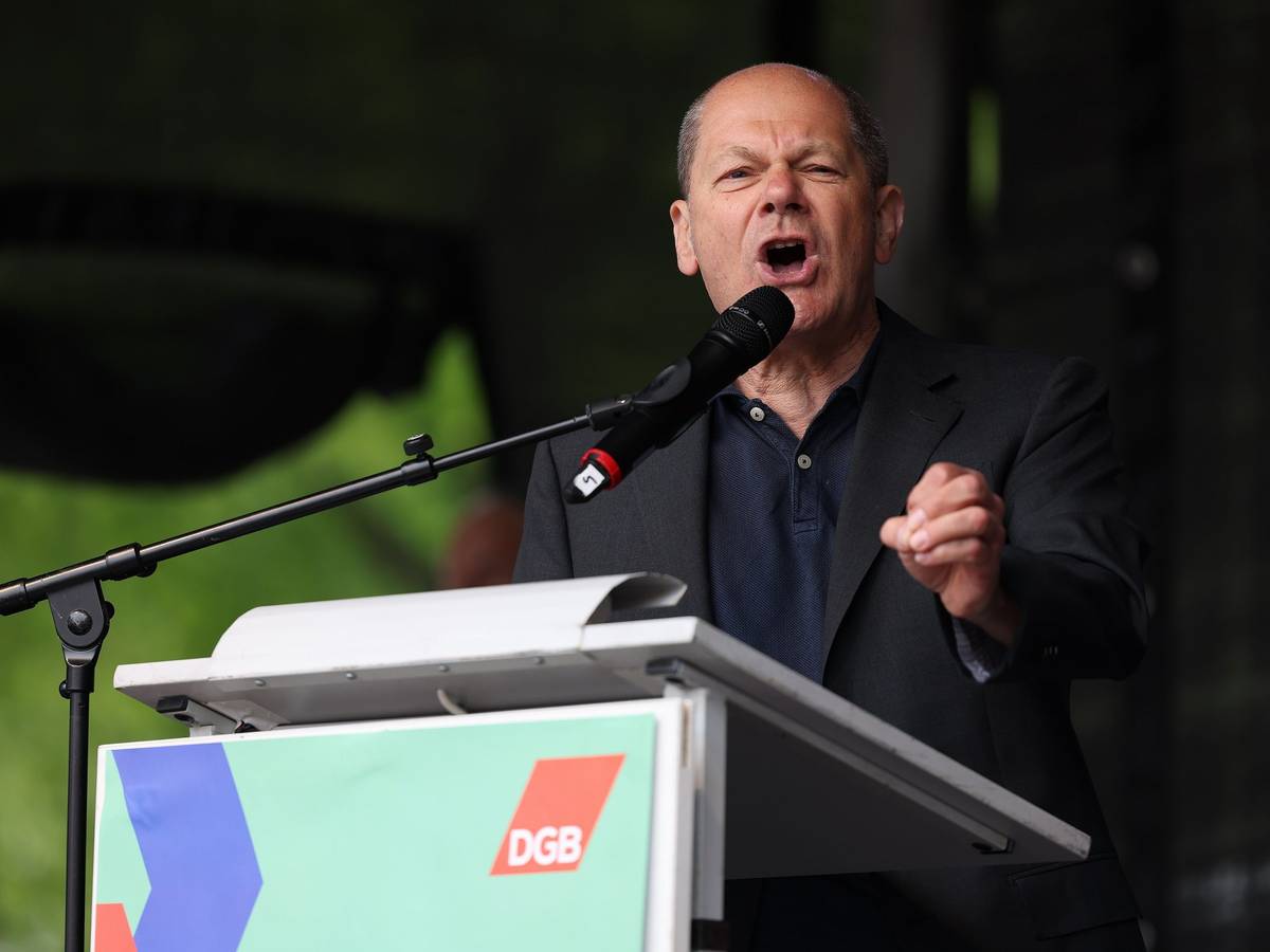 Das Bild zeigt den Bundeskanzler bei der 1. Mai-Kundgebung des Deutschen Gewerkschaftsbunds am 1. Mai 2022.