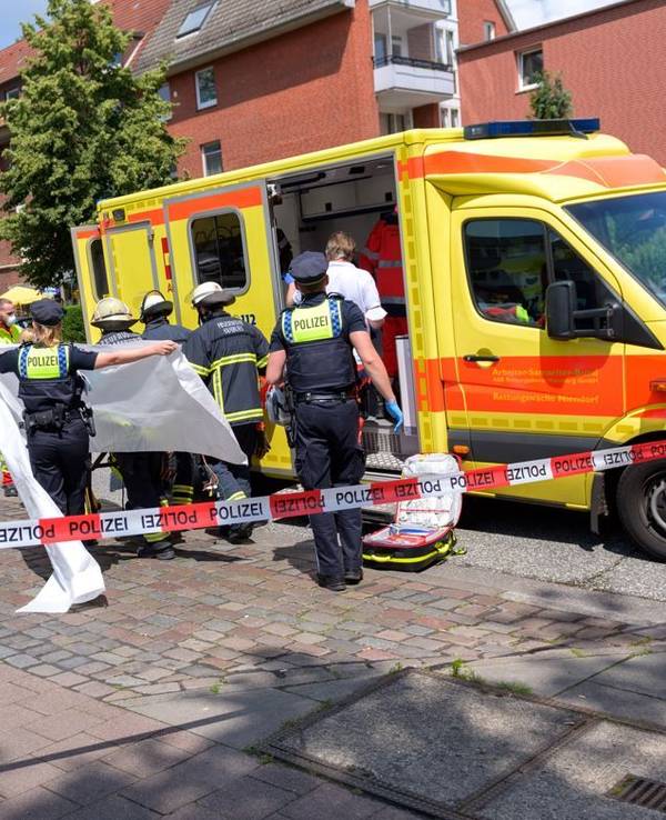 Rettungswagen und Polizei bei einem Einsatz (Symbolfoto)