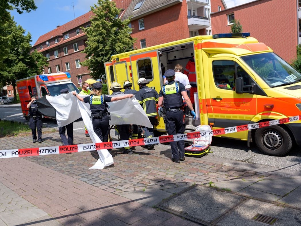 Rettungswagen und Polizei bei einem Einsatz (Symbolfoto)
