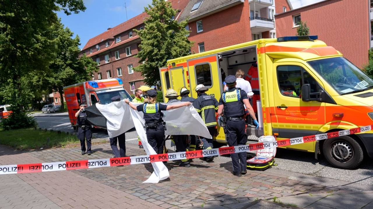 Rettungswagen und Polizei bei einem Einsatz (Symbolfoto)