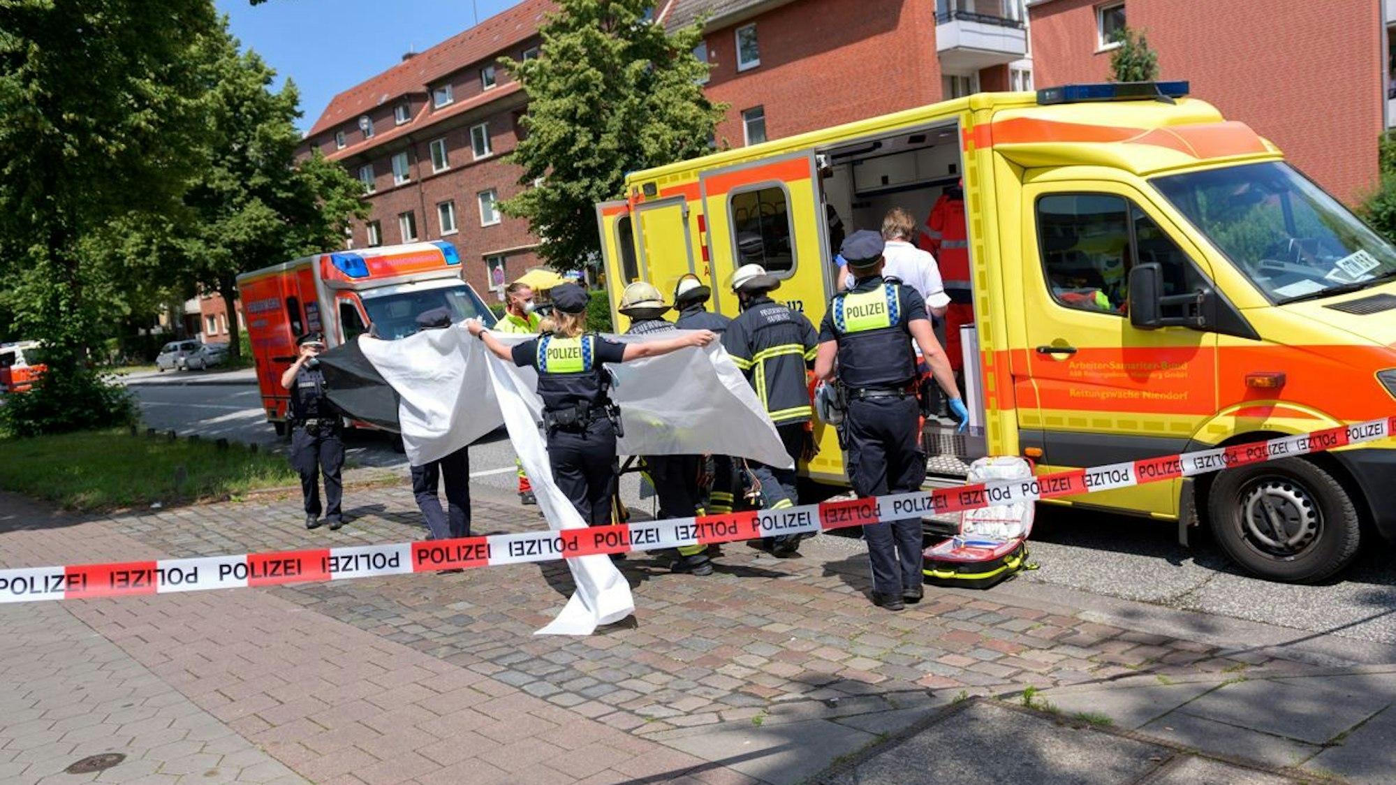 Rettungswagen und Polizei bei einem Einsatz (Symbolfoto)