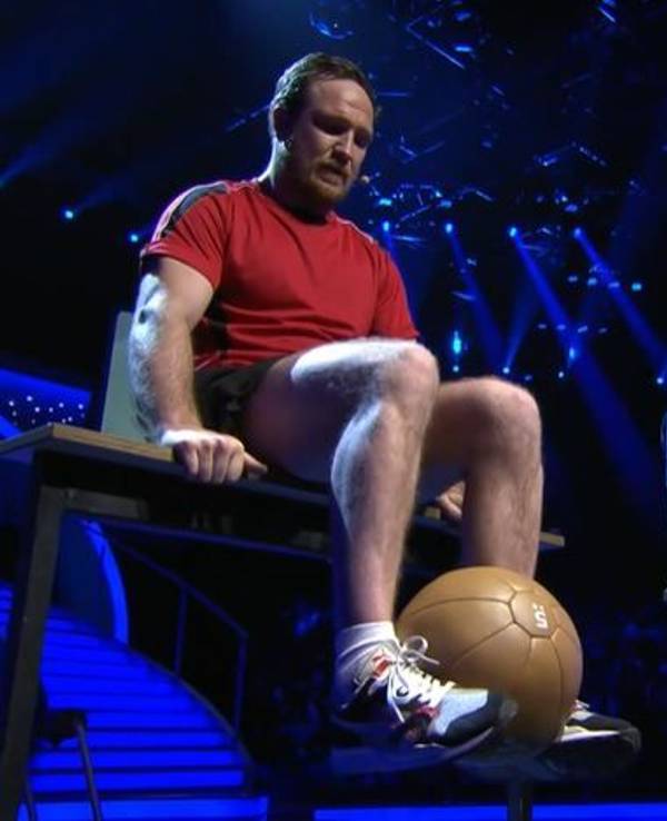 „Schlag den Star“ am 30. April 2022 mit Frederick Lau (links) und Marteria im Finale, bei dem es darum ging, einen Ball zwischen beiden Füßen zu halten.
