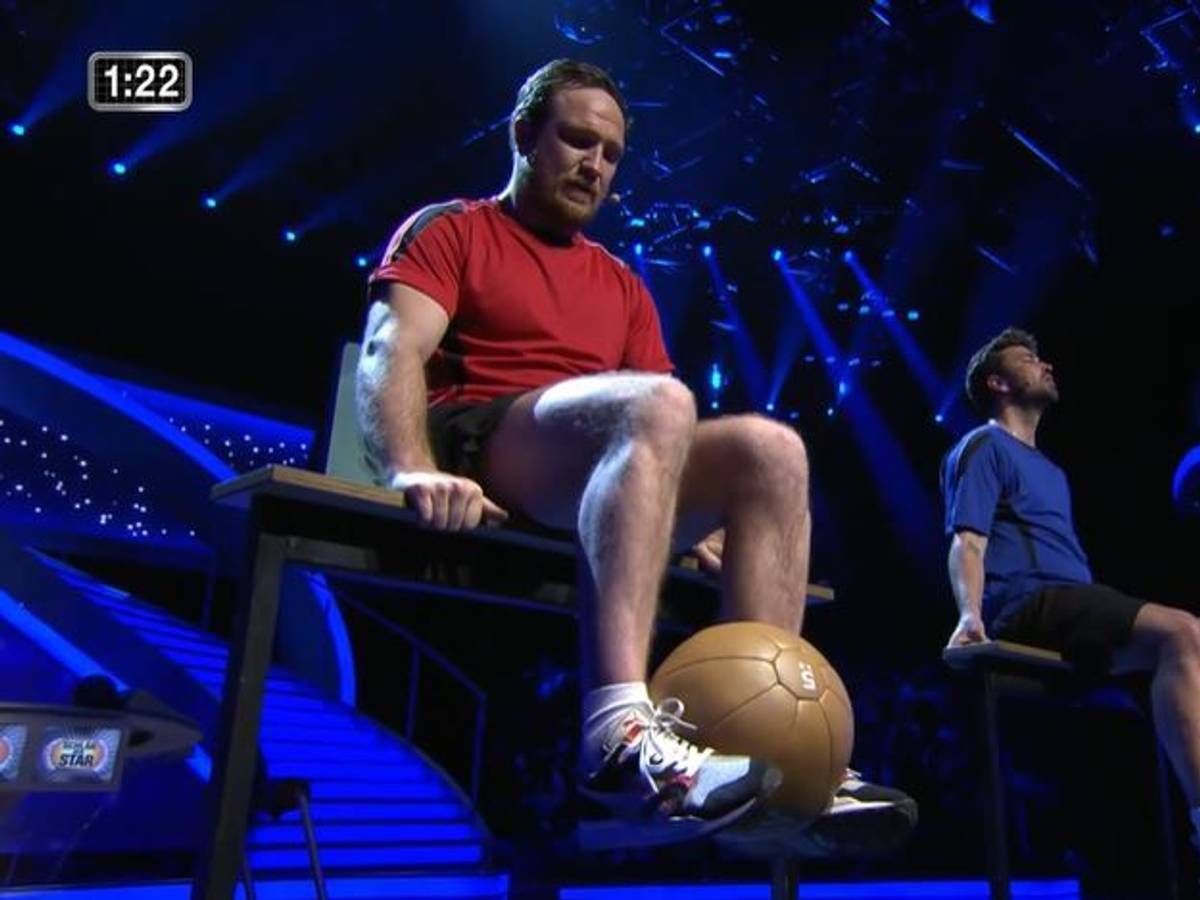 „Schlag den Star“ am 30. April 2022 mit Frederick Lau (links) und Marteria im Finale, bei dem es darum ging, einen Ball zwischen beiden Füßen zu halten.